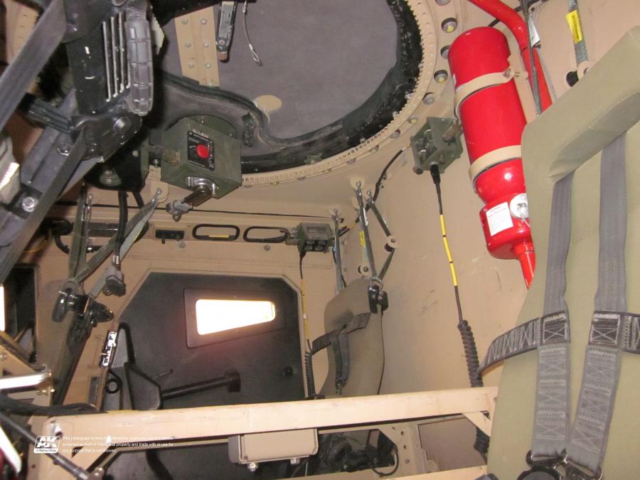 Детали интерьера Oshkosh M-ATV 2009 года  (фото 399 из 676)